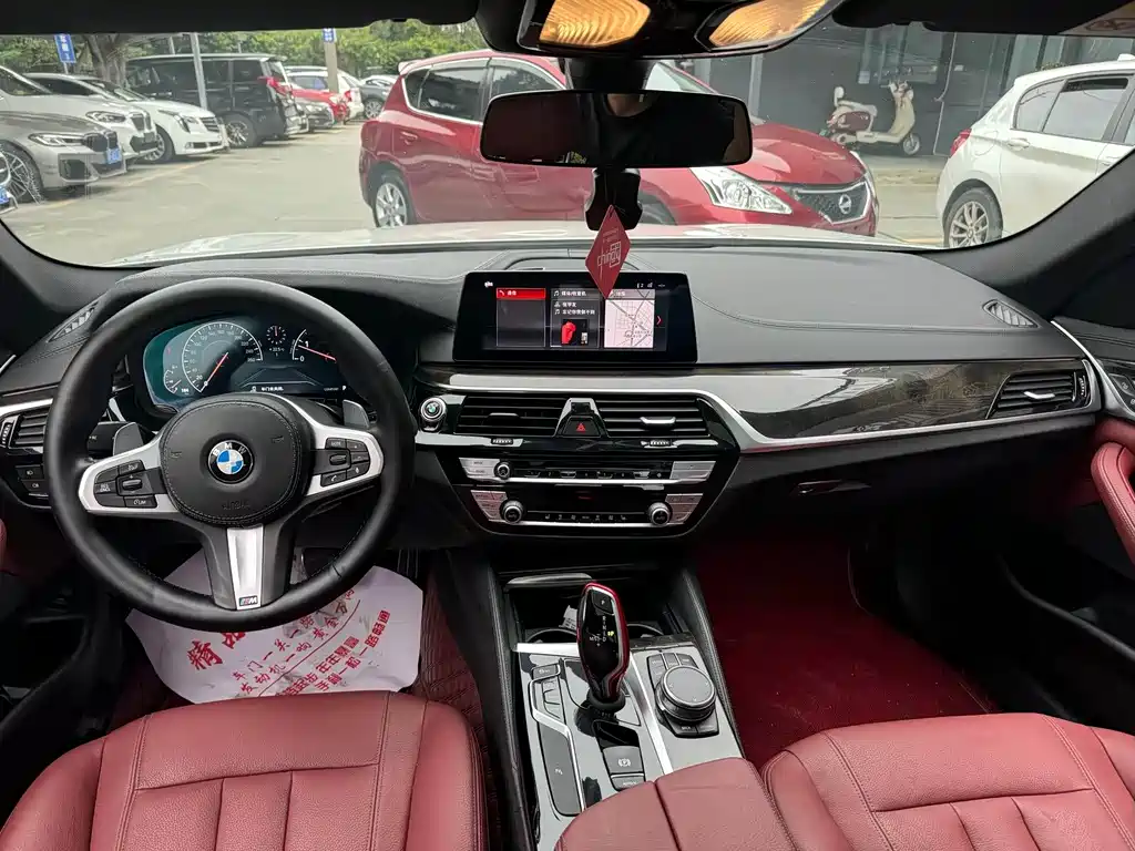 BMW 5 Series 2019 — фото 10