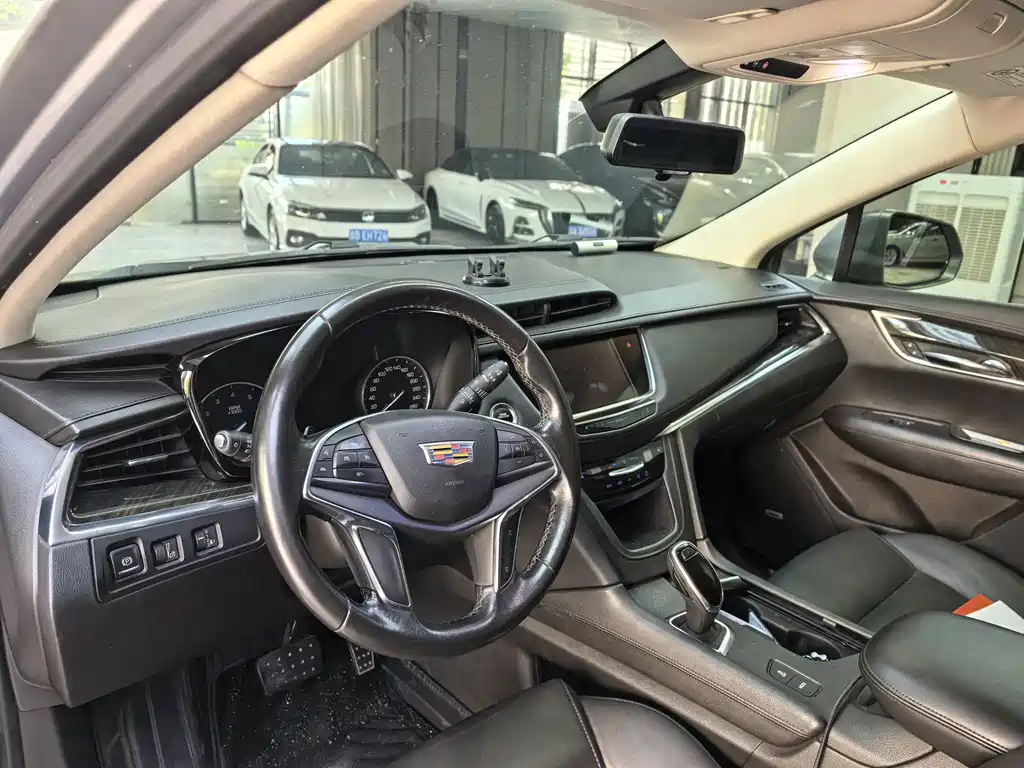 Cadillac XT5 2017 — фото 11