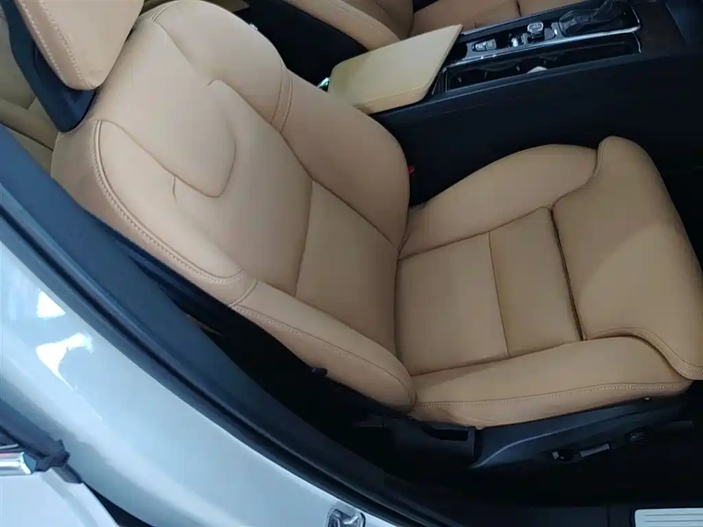 Volvo XC60 2018 — фото 25