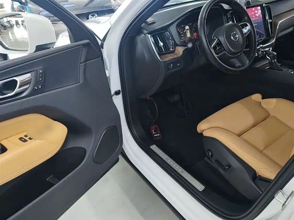 Volvo XC60 2018 — фото 16