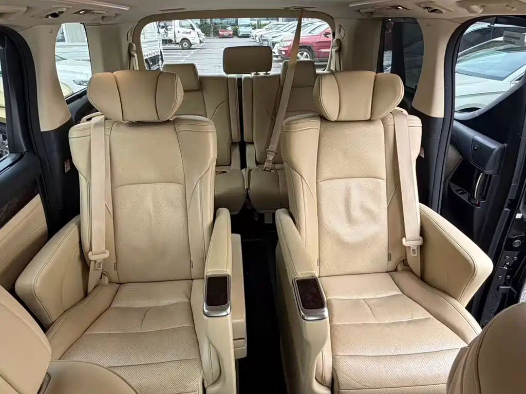 Toyota Alphard 2023 — фото 8