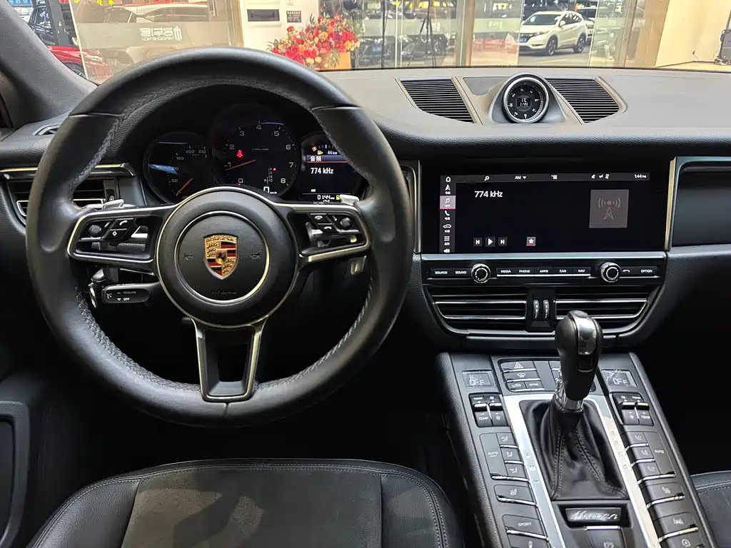 Porsche Macan 2019 — фото 21