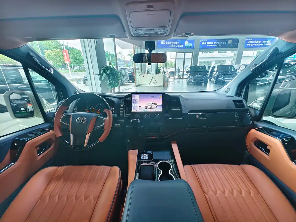 Toyota Hiace — фото 12