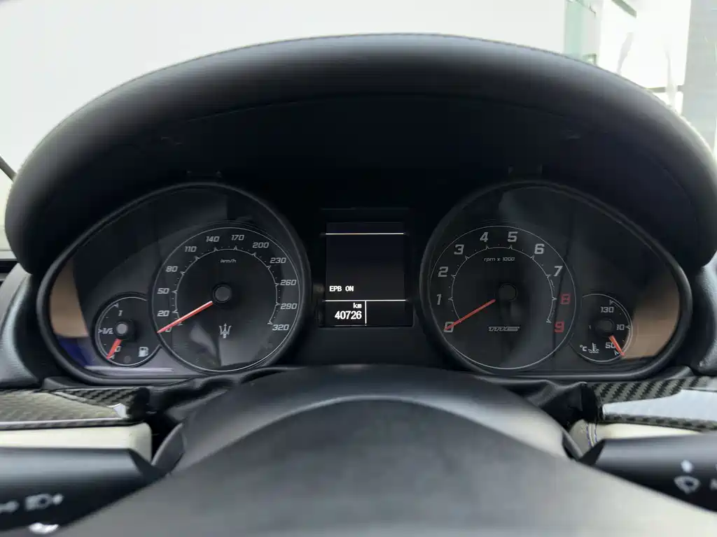 Maserati GranTurismo 2015 — фото 19