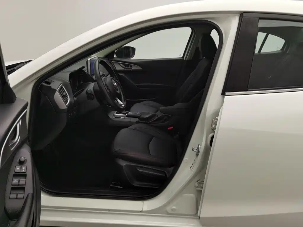 Mazda 3 Axela 2018 — фото 10