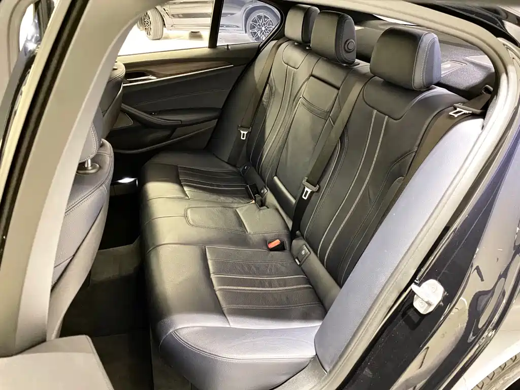 BMW 5 Series 2018 — фото 16