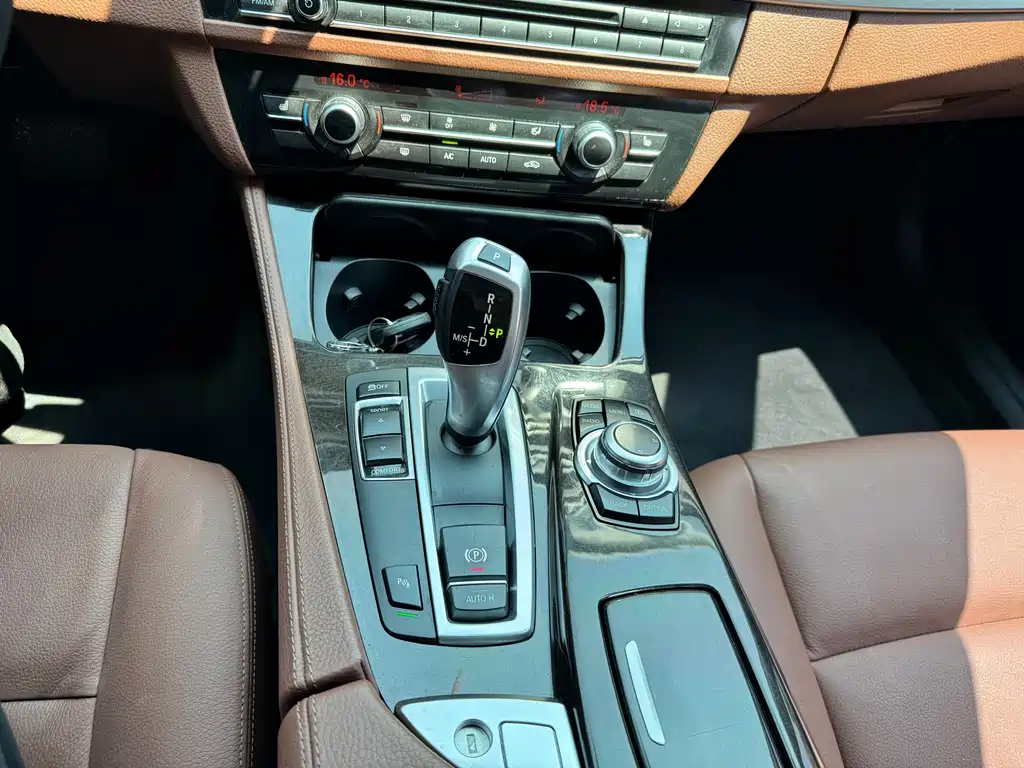 BMW 5 Series 2017 — фото 19