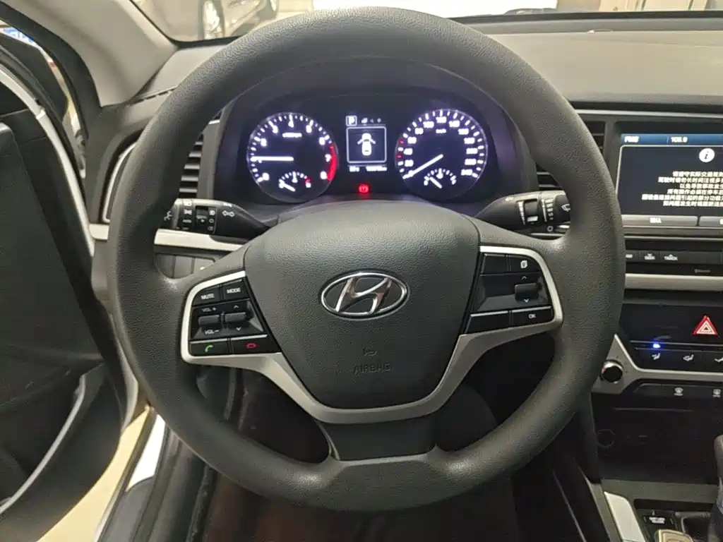 Hyundai Elantra 2018 — фото 11