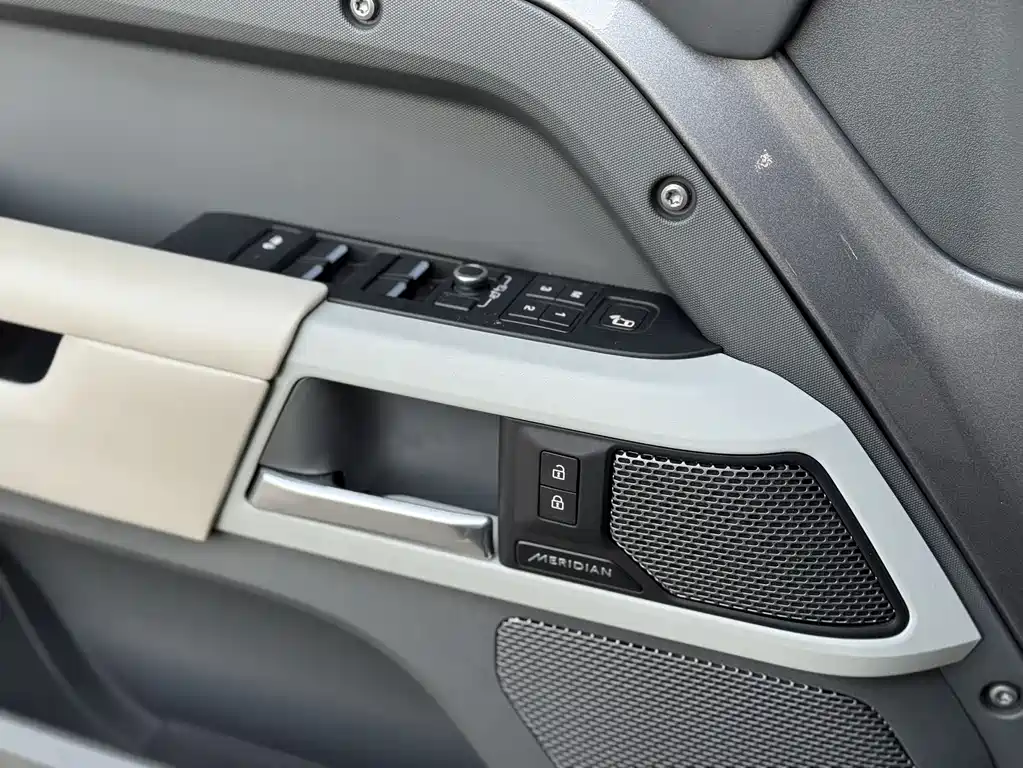 Land Rover Defender 2023 — фото 14