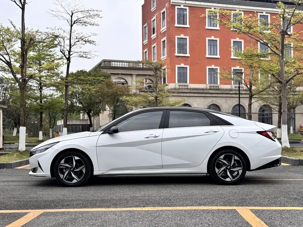 Hyundai Elantra 2023 — фото 4