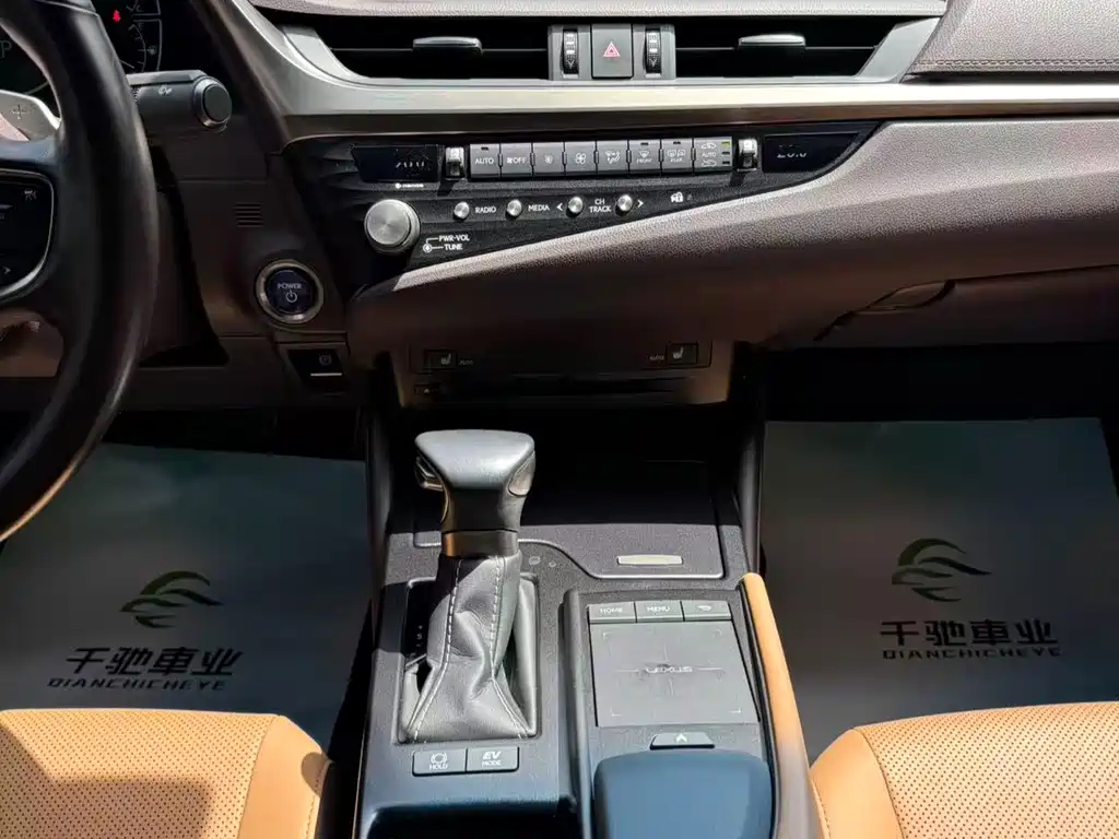 Lexus ES 2020 — фото 12