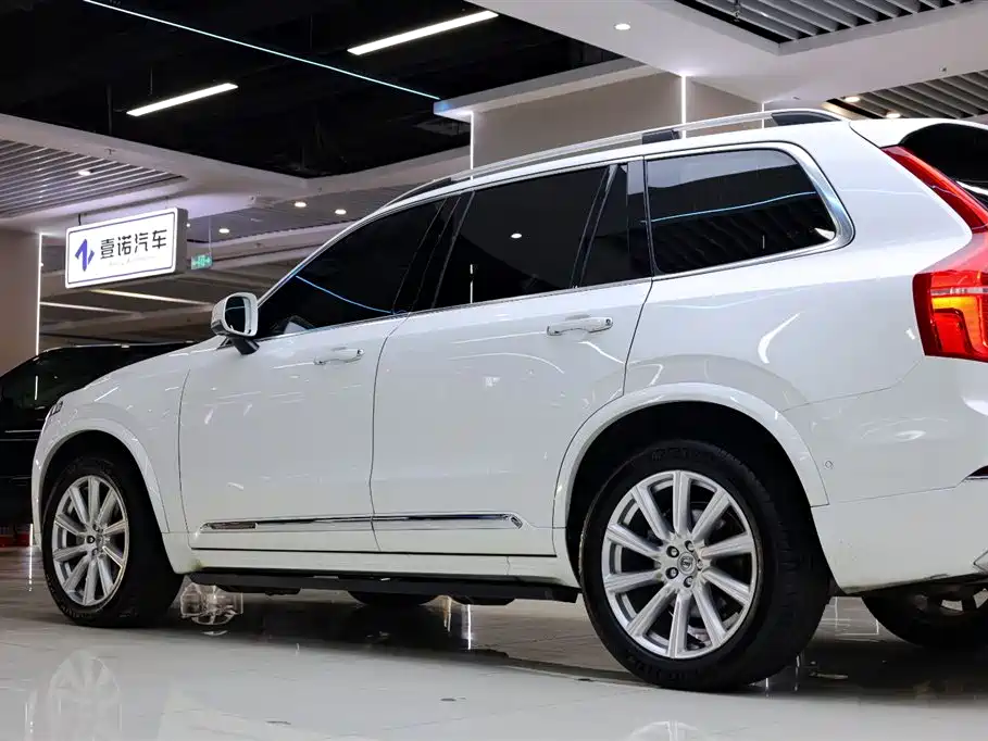 Volvo XC90 2018 — фото 12