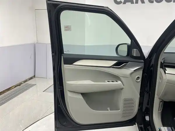 Volvo EM90 2025