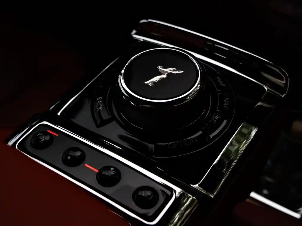 Rolls-Royce Phantom 2021 — фото 10