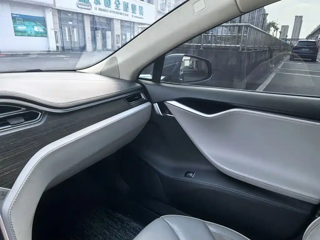 Tesla Model S 2014 — фото 11