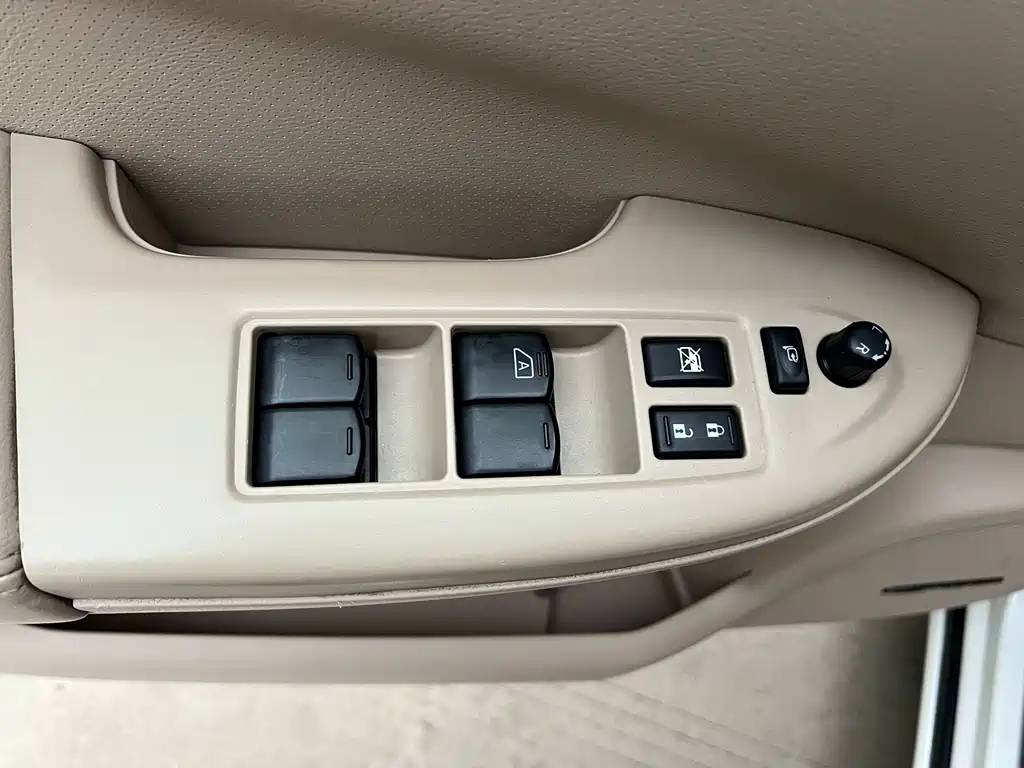 Nissan Quest 2014 — фото 19