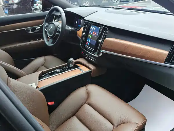 Volvo S90 2025