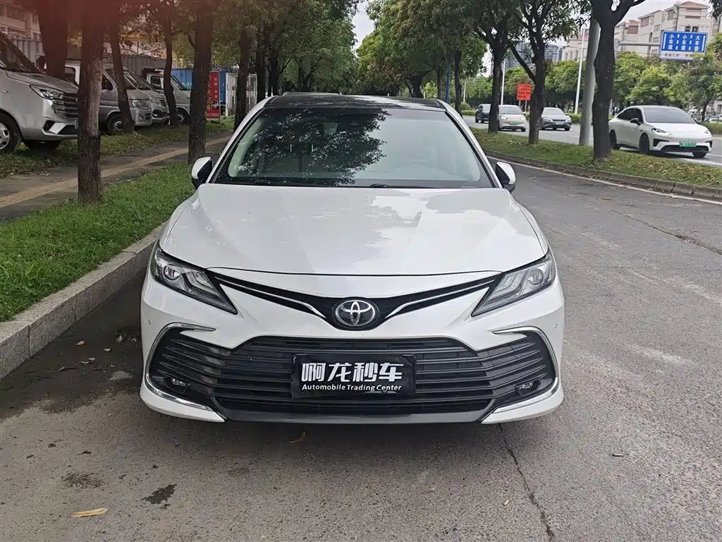 Toyota Camry 2022 — фото 2