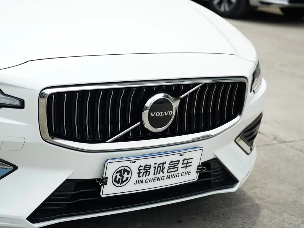 Volvo S60 2022 — фото 10