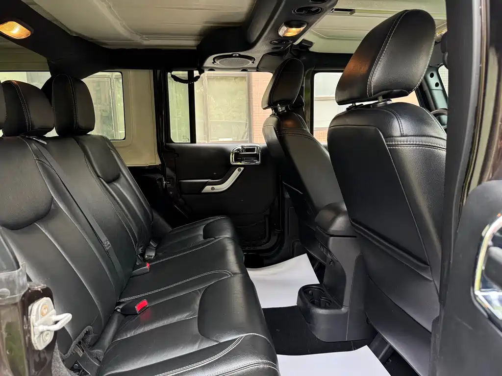 Jeep Wrangler 2014 — фото 13
