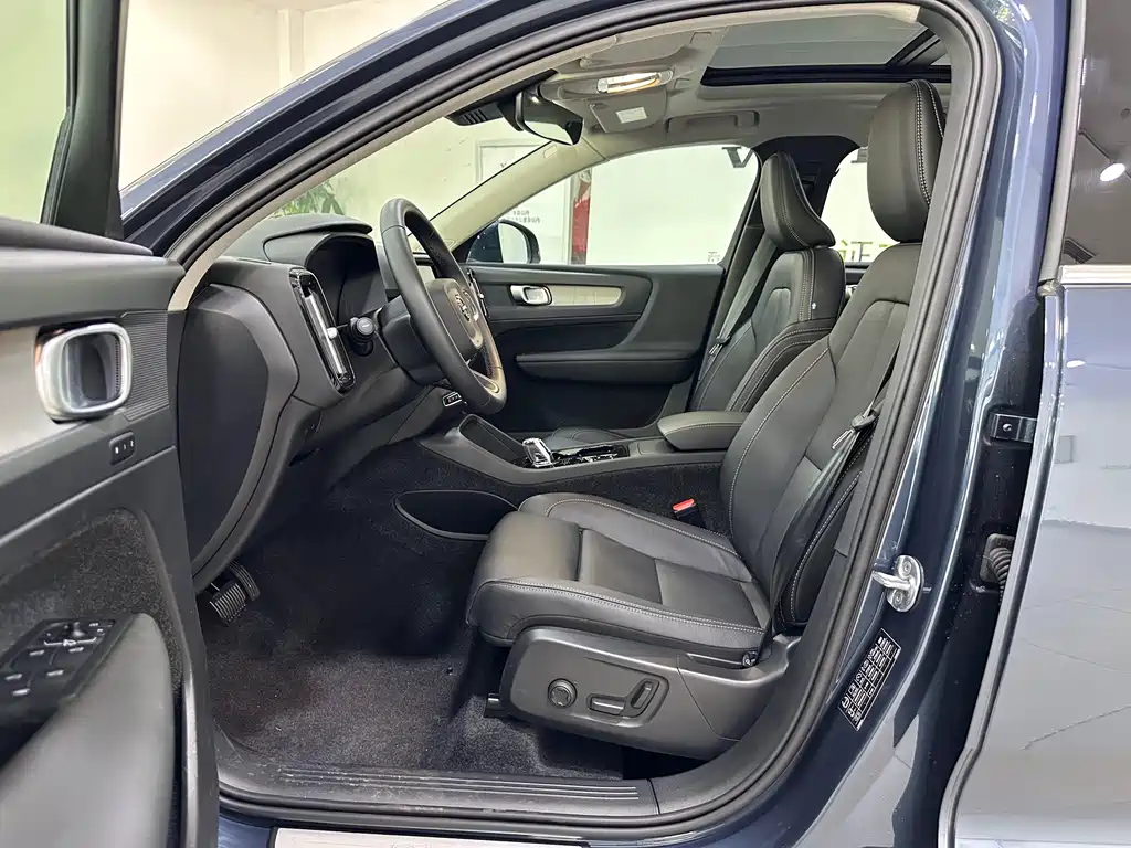 Volvo XC40 — фото 10