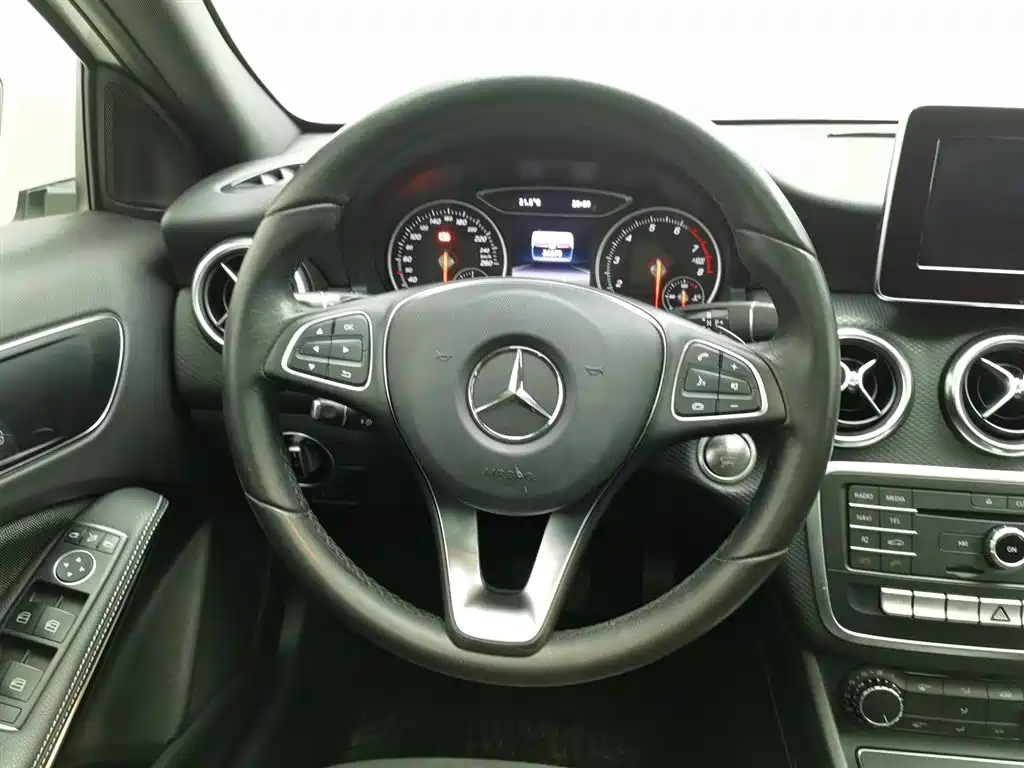 Mercedes-Benz A-Class 2018 — фото 11