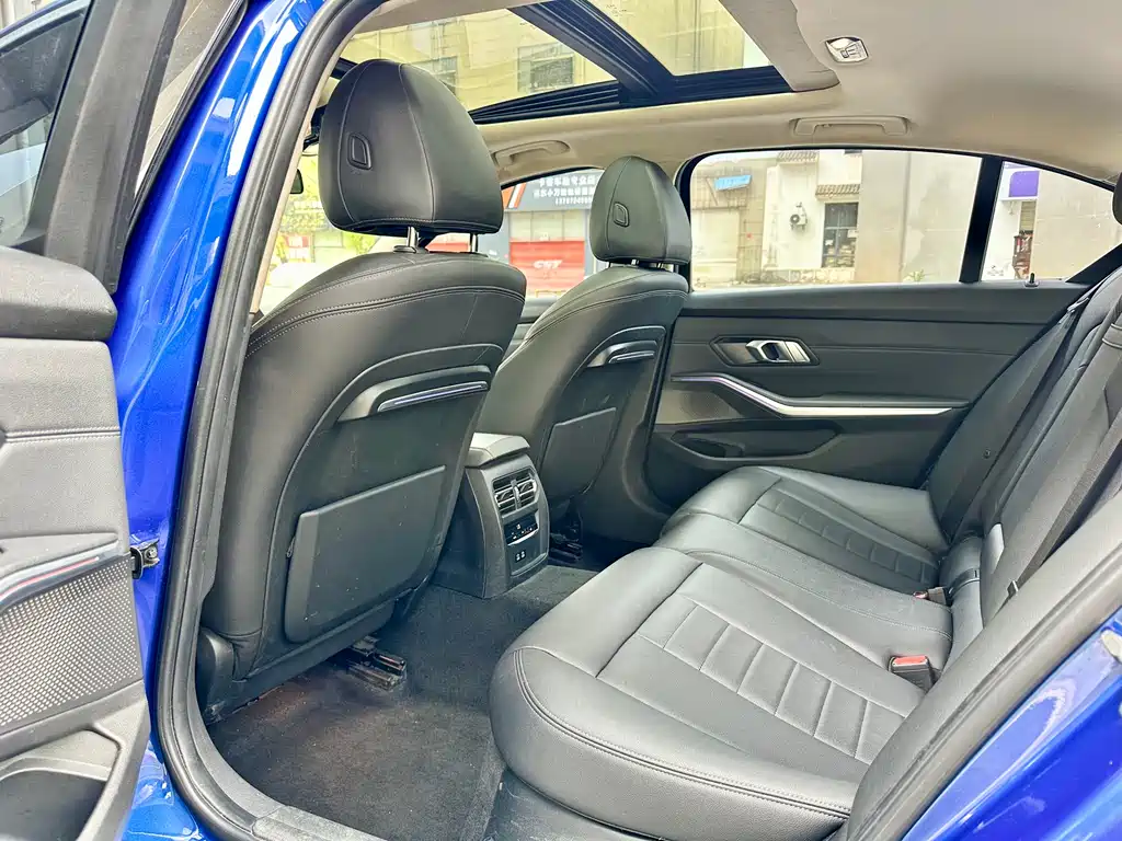 BMW 3 Series 2019 — фото 13