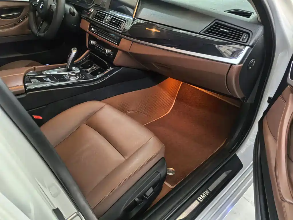 BMW 5 Series 2017 — фото 11