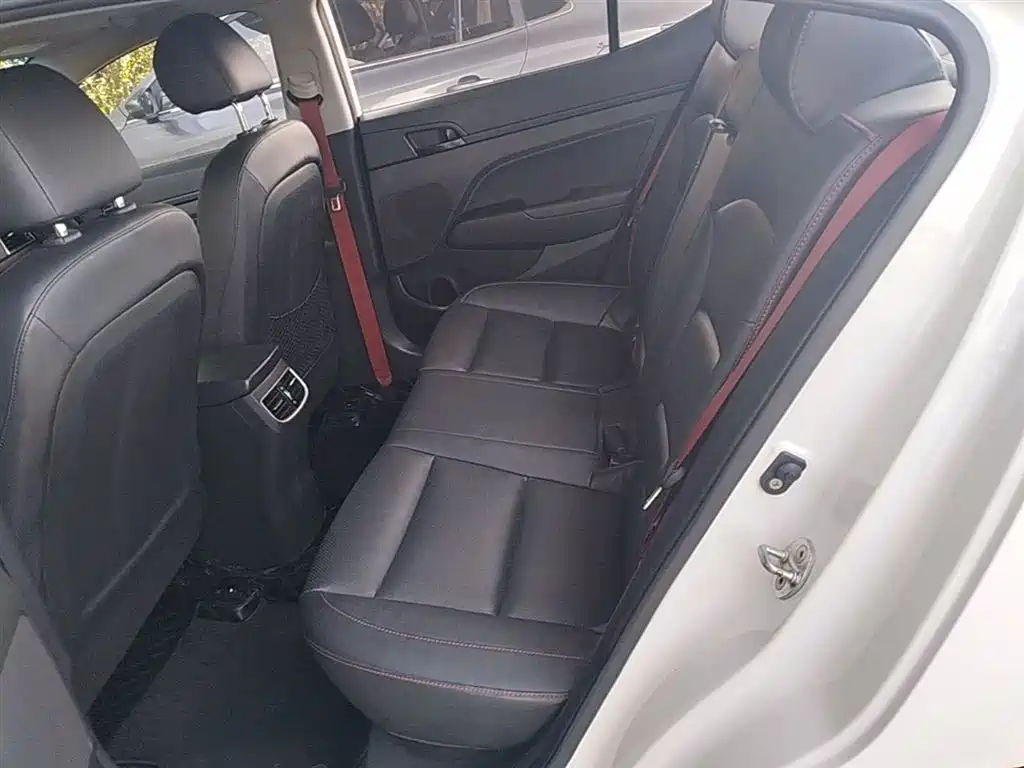 Hyundai Elantra 2018 — фото 17