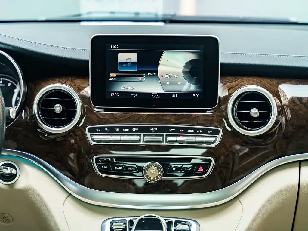 Mercedes-Benz V-Class 2018 — фото 11