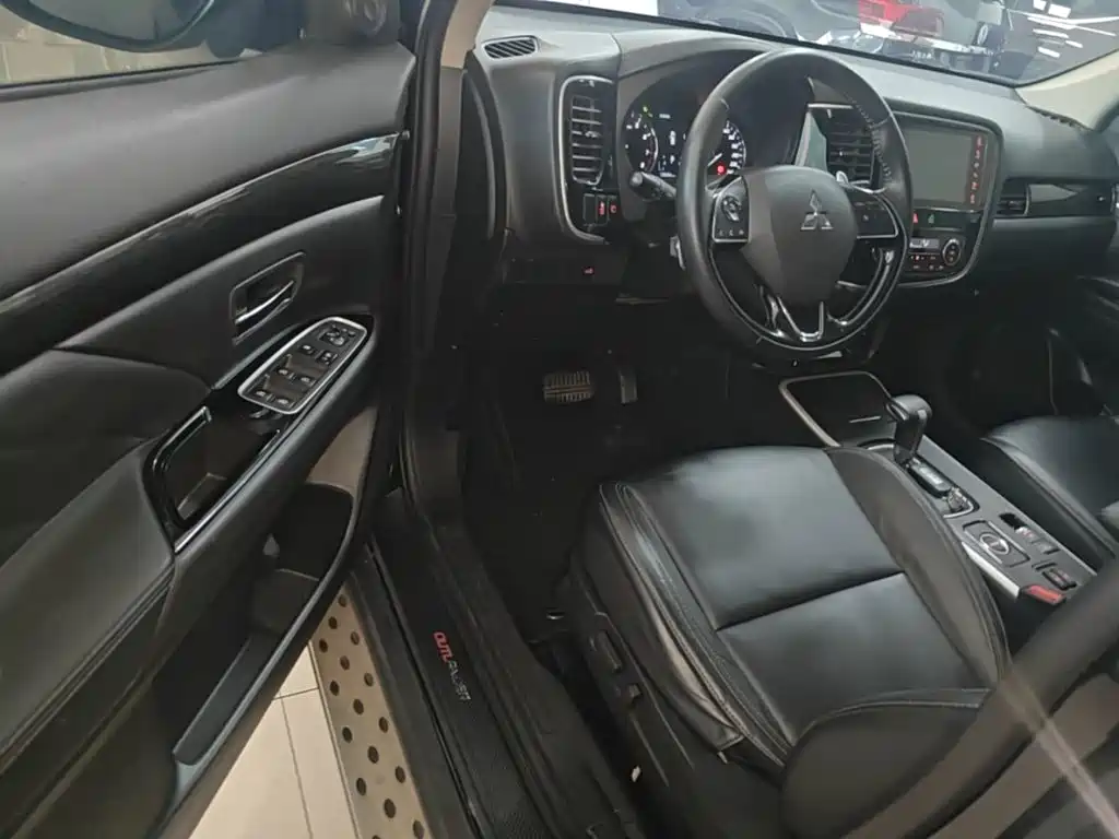 Mitsubishi Outlander 2020 — фото 16