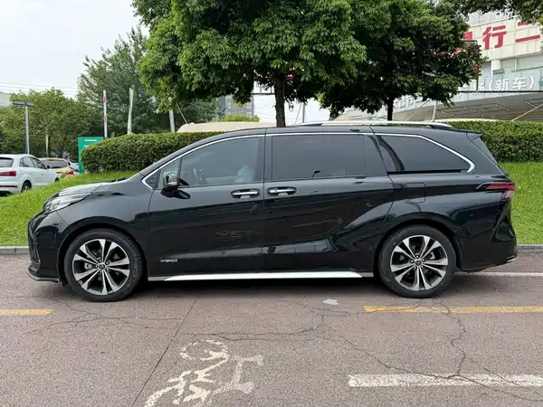 Toyota Granvia 2023