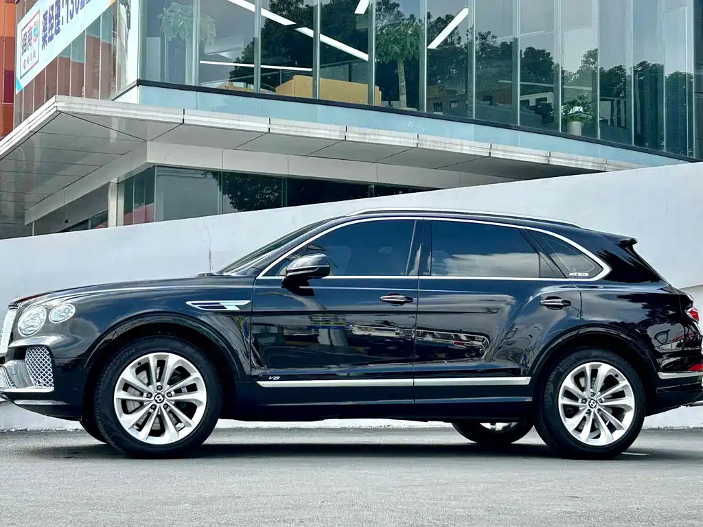 Bentley Bentayga 2022 — фото 4
