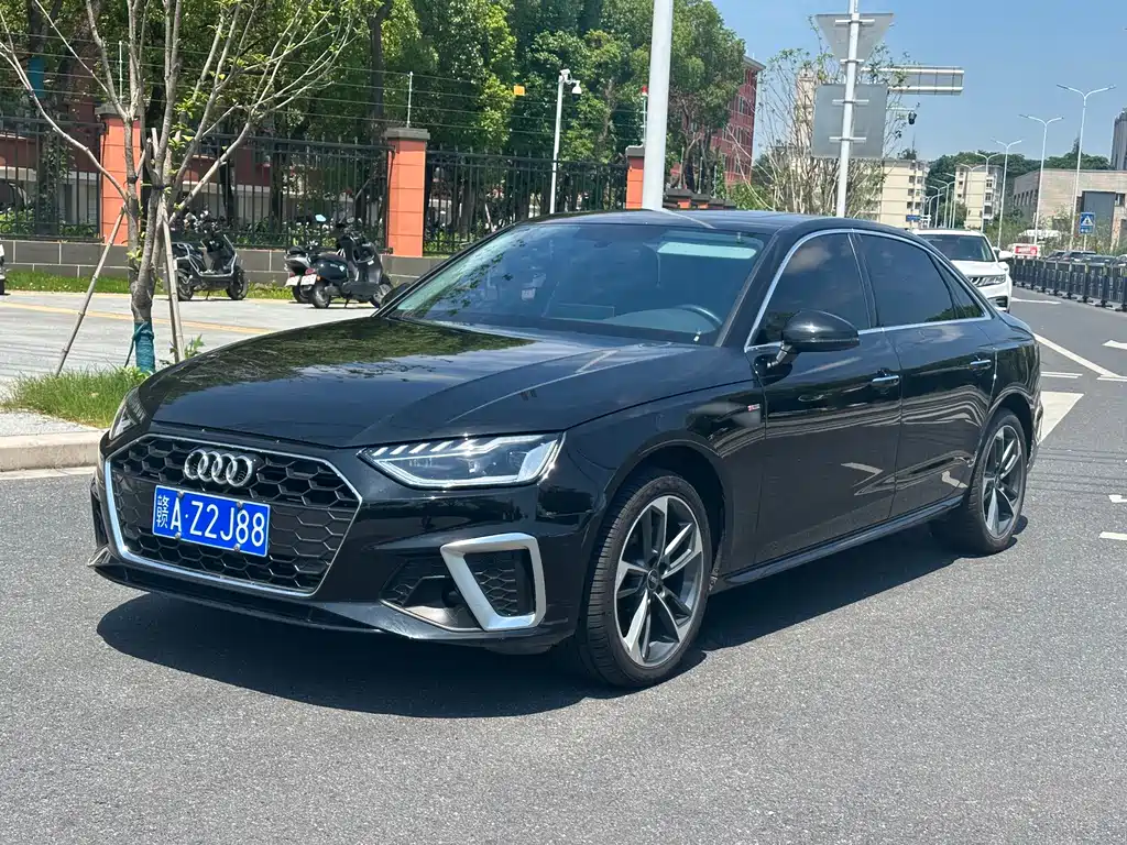 Audi A4L 2022 — фото 1