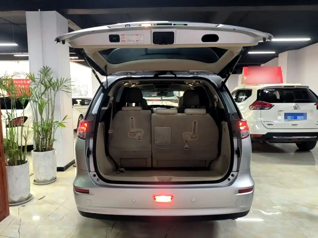 Toyota Previa 2015 — фото 19