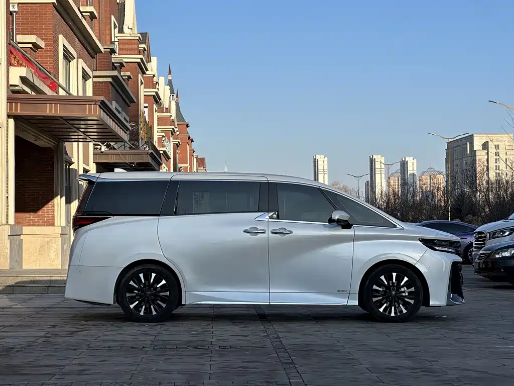 Toyota Vellfire 2024 — фото 8