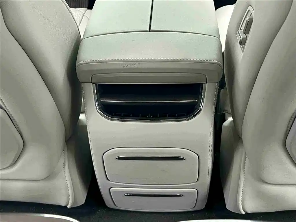 Volvo EM90 2025 — фото 13
