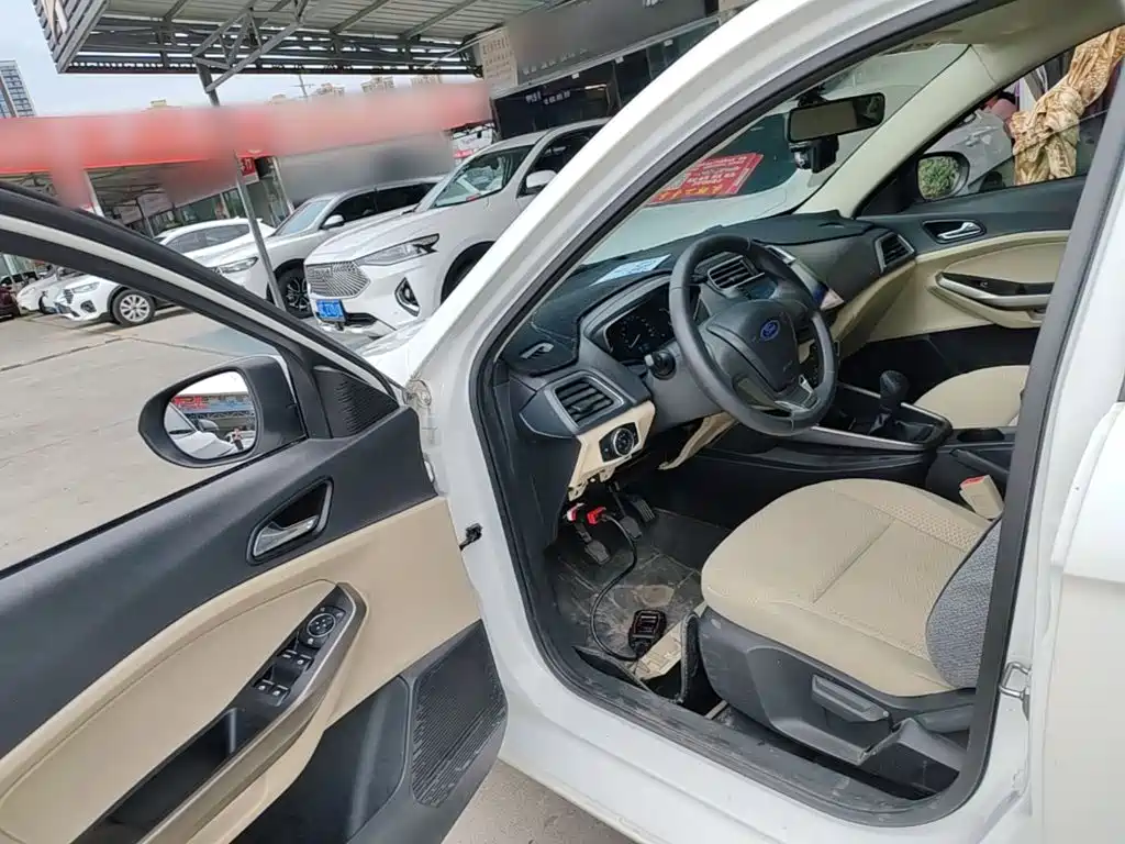 Ford Escort 2015 — фото 16