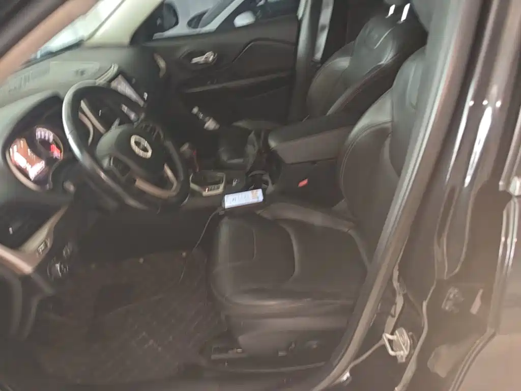 Jeep Cherokee 2018 — фото 15