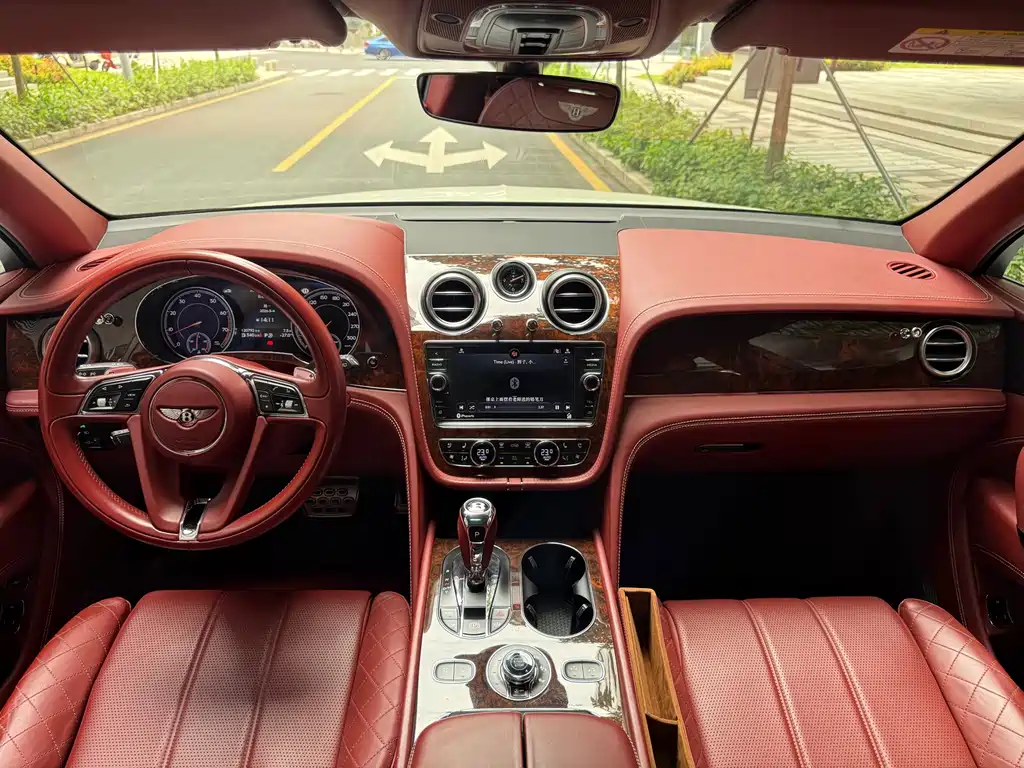 Bentley Bentayga 2016 — фото 15