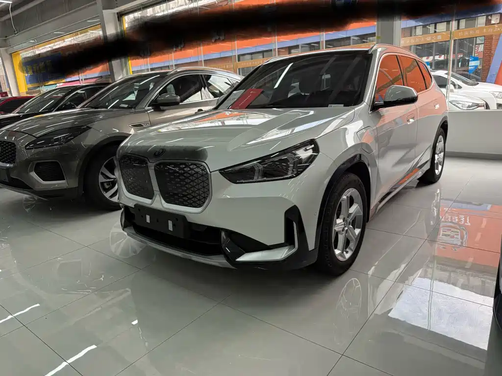 BMW iX1 2025