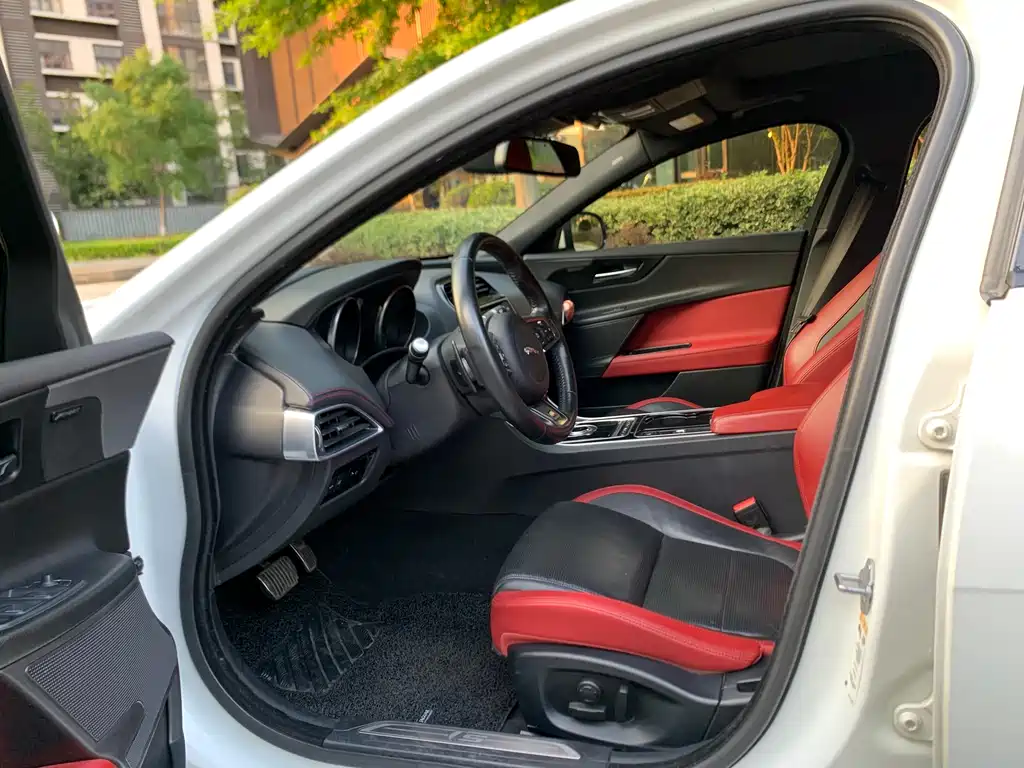 Jaguar XE 2017 — фото 9