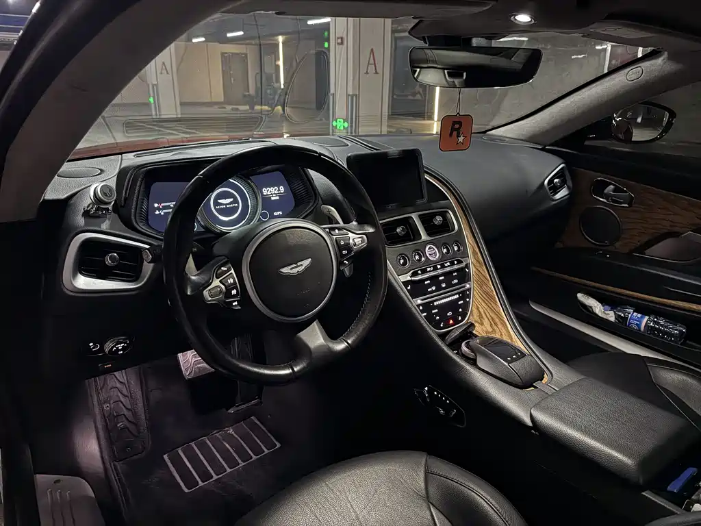 Aston Martin DB11 2019 — фото 10