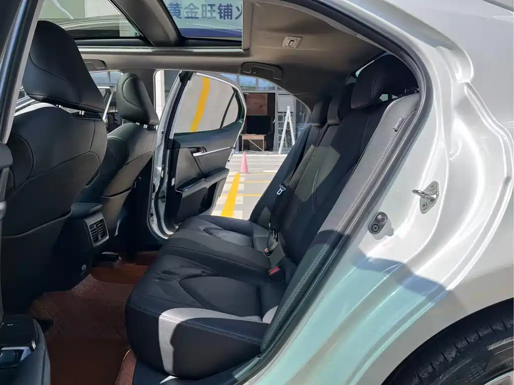 Toyota Camry 2019 — фото 16