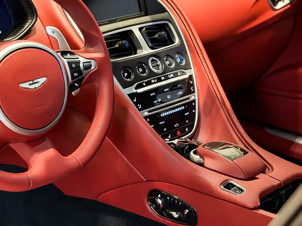 Aston Martin DB11 2020 — фото 15