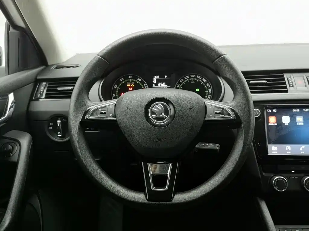 Skoda Octavia 2018 — фото 11