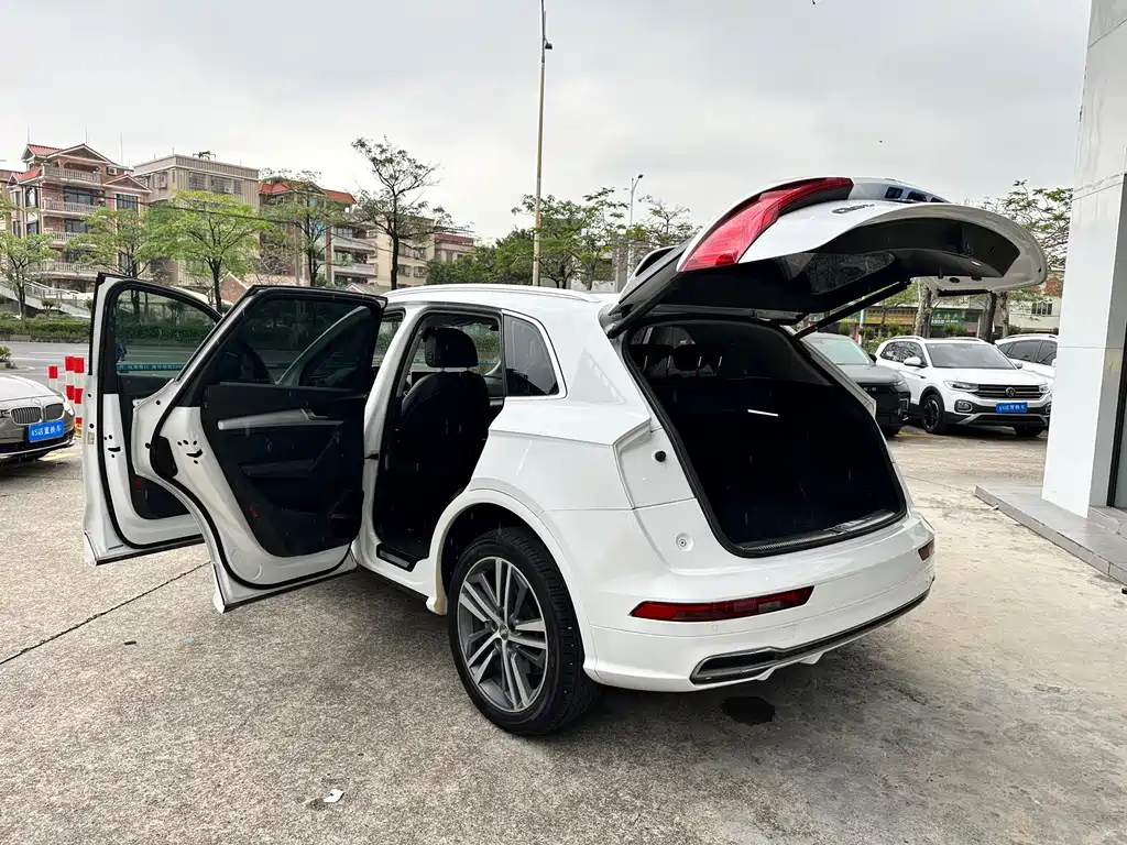 Audi Q5L 2020 — фото 23