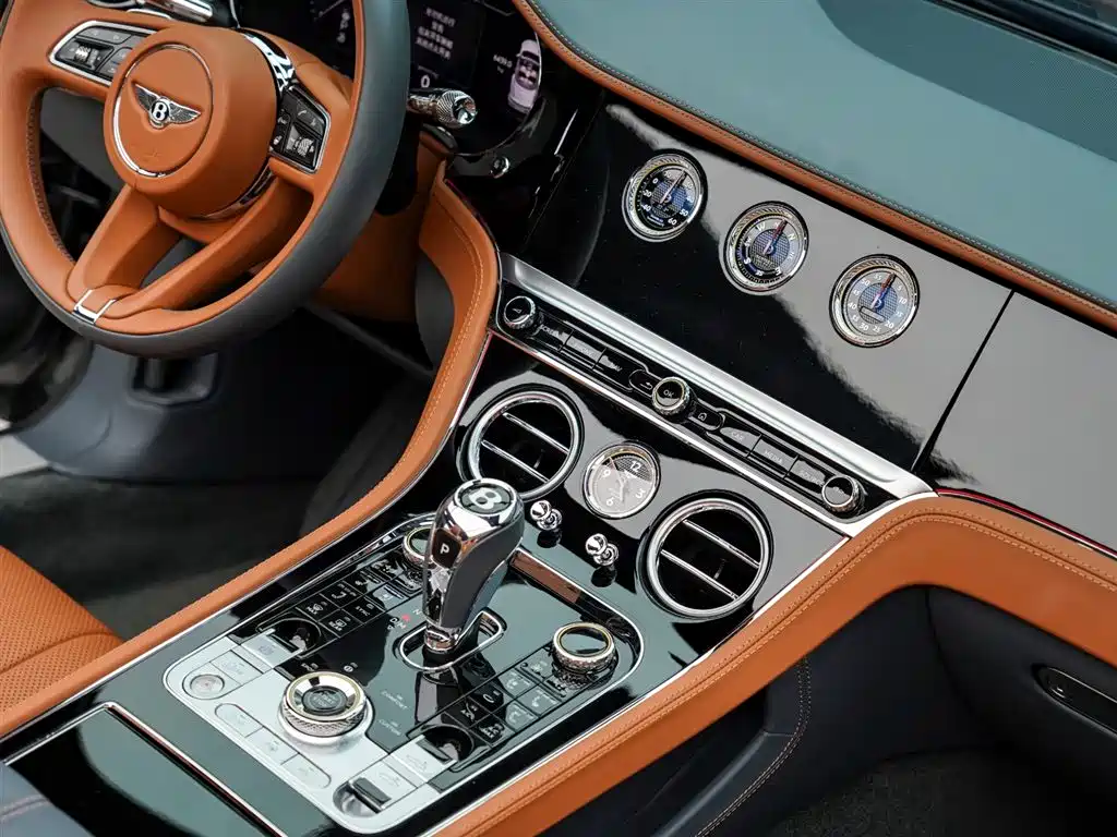 Bentley Continental 2024 — фото 16