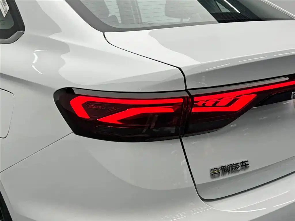 Geely Emgrand 2026 — фото 10