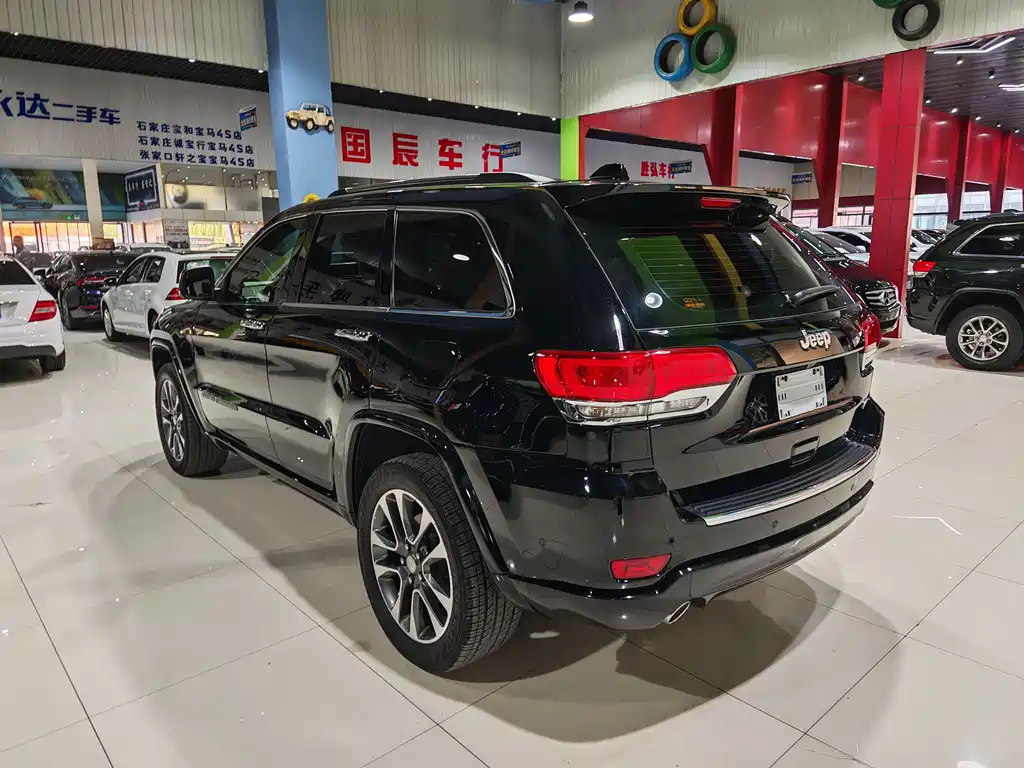 Jeep Grand Cherokee 2017 — фото 11